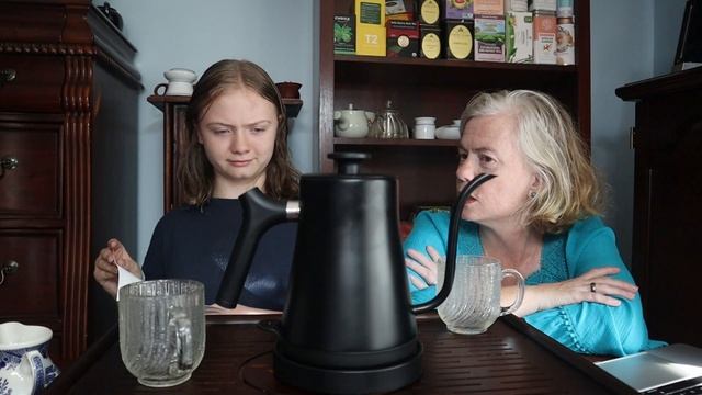 We Try A Ulalov Electric Kettle смотреть онлайн