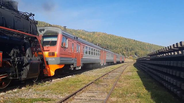 ЭД9МК-0029 под настоящим паровозом! Отправление со ст. Култук смотреть онлайн