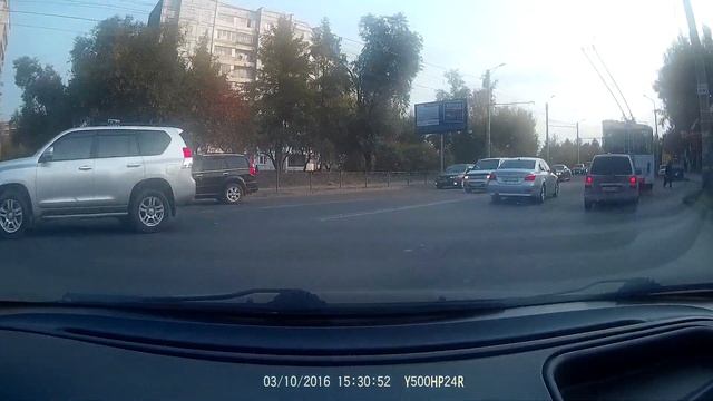 По встречке на красный. 03.10.2016г. Тойота Премио а373ух24 смотреть онлайн