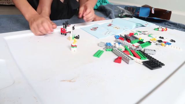 Lego Boy and Monster Truck Magic Tricks + Lego City 4X4 Off Roader Truck Time Lapse Build смотреть онлайн