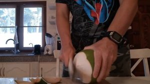 Как открыть свежий, зеленый кокос, видео от обладателя кокосовой пальмы