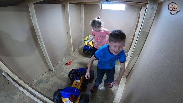 Манкиту Даня и Диана делают Двухэтажный домик и гараж для машинки. МанкиТайм смотреть онлайн