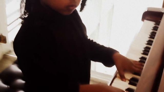 Debussy Arabesque no.1 in Emajor - Blüthner Grand Piano : Alanna Crouch 6/yrs смотреть онлайн