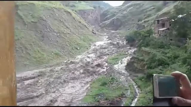 Мощный селевой поток в русле реки Гакваринка. смотреть онлайн