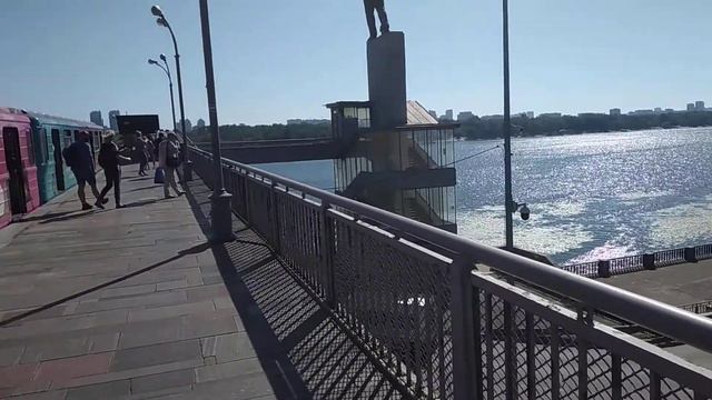 81-717, 81-714 в сторону Гидропарка. фирменный метро-поезд ЦИТРУС.Станция Днепр(Днипро).Киев.Украин смотреть онлайн