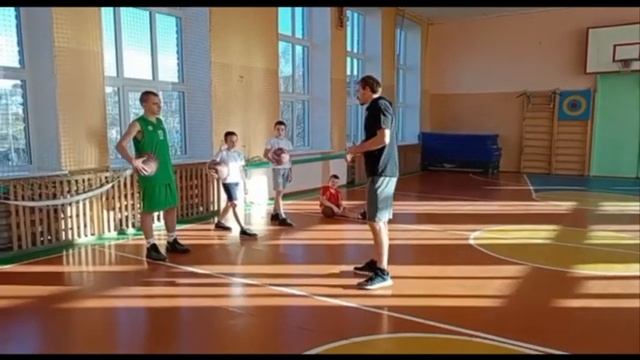 Обучение элементам баскетбола.Совершенствование техники ведения мяча на месте смотреть онлайн