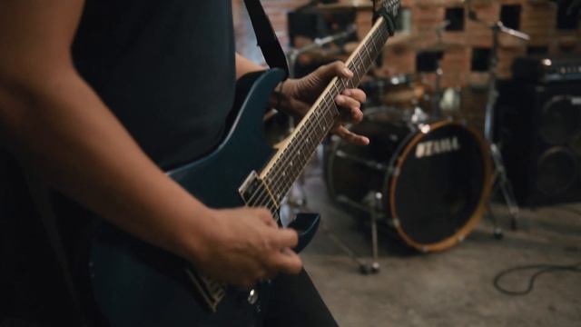 CAUGHT IN THE MIDDLE MV TRIGGER GYPSIES смотреть онлайн