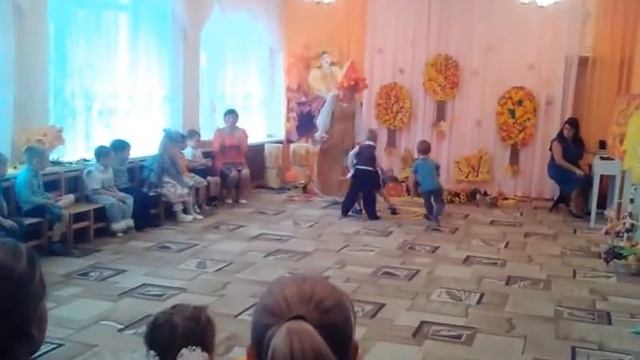 Праздник осени. Средняя группа. Игра "Найди для овощей свою корзинку" смотреть онлайн