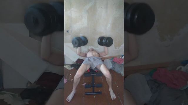 Жим лёжа с гантелями по 26кг на горизонтальной скамье упражнение тренировка груди рук плеч смотреть онлайн