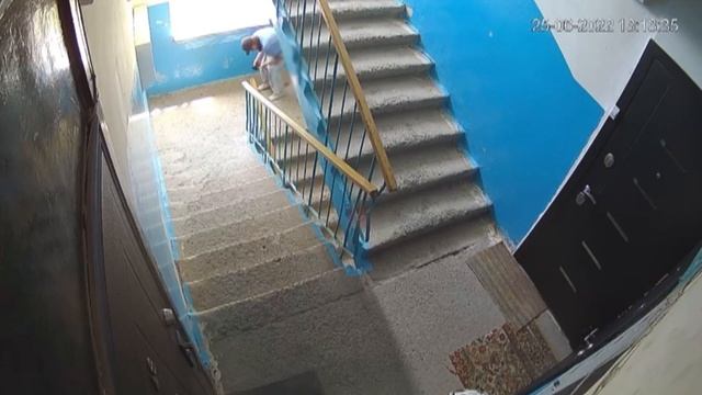 Жители многоквартирного дома в Орске пострадали от настоящего засранца смотреть онлайн