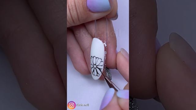 Маникюр Тонкие линии на ногтях #nailart #nails #маникюр #дизайнногтей #nailartistry смотреть онлайн