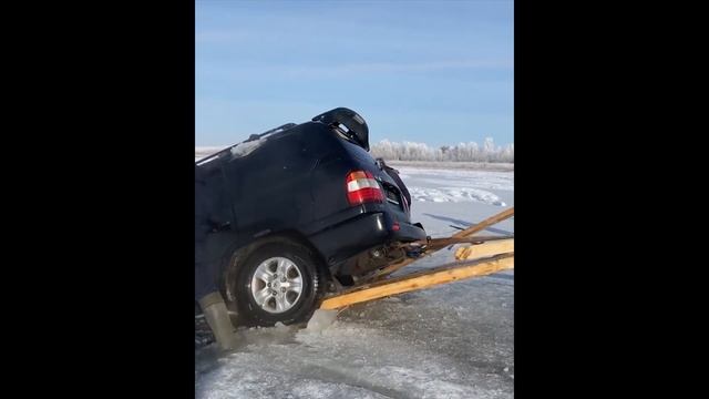 В Актюбинской области автомобиль ушел под лед смотреть онлайн