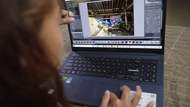 LAPTOP FOR CREATORS: ASUS Vivobook 15 OLED REVIEW смотреть онлайн