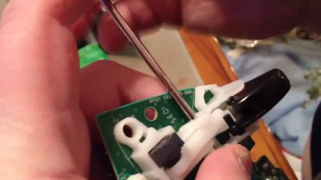 Replacing Sticks and Triggers On A Xbox 360 Controller смотреть онлайн
