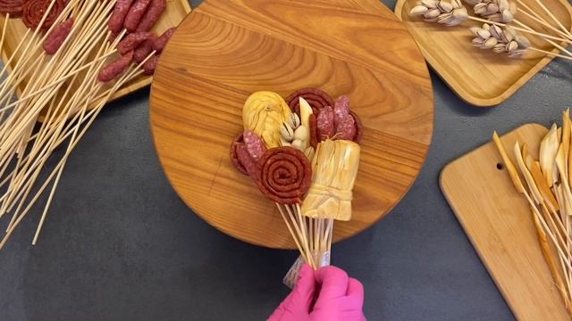 МЯСНОЙ БУКЕТ Своими Руками! МУЖСКОЙ БУКЕТ из Колбасы и Сыра! смотреть онлайн