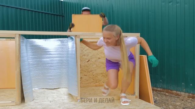 БОГАТЫЕ И БЕДНЫЕ || СТРОИМ ДОМИК ДЛЯ БЕЗДОМНЫХ КОШЕК И СОБАК смотреть онлайн