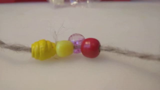 ИГРУШКА ДЛЯ ПТИЦ СВОИМИ РУКАМИ! / БУСИНКИ НА НИТКЕ/ ПОПУГАЙ/ ВОЛНИСТЫЙ ПОПУГАЙ / Чешка