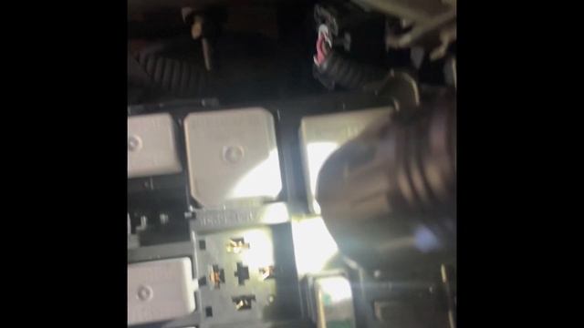 Ubicación del fusible /relay del starter o arranque un una Ford Explorer 2000 al 2008 смотреть онлайн
