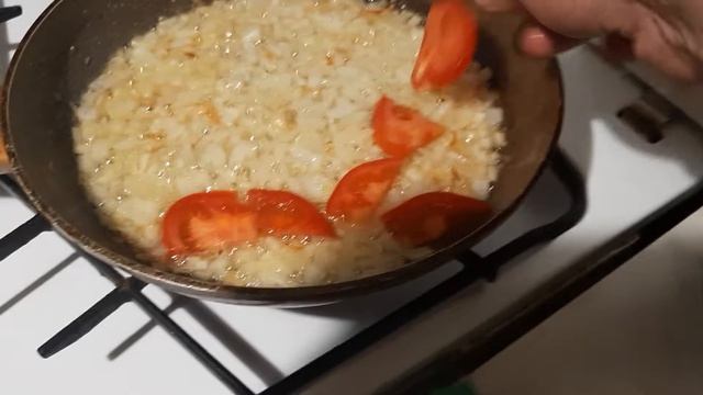 Яичница с помидорами и луком. Объедение смотреть онлайн