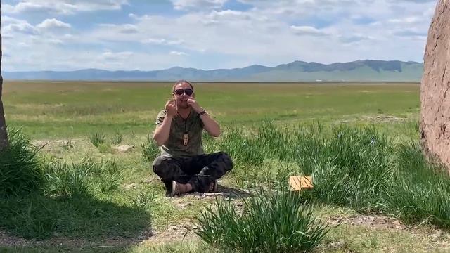 Глеб играет на варгане у Ворот в Долину Царей смотреть онлайн