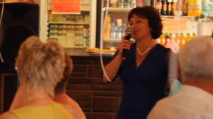 Юбилярша встречает гостей.