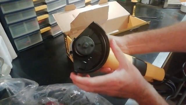 ManualeFaidate.com Unboxing smerigliatrice angolare DeWalt DWE4246 смотреть онлайн