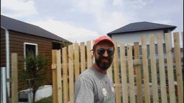 ДЕРЕВЯННЫЙ ЗАБОР СВОИМИ РУКАМИ 2 ЧАСТЬ. Штакетник в домашних условиях. Самоделки смотреть онлайн