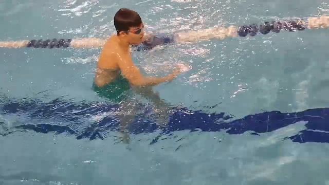 Игорьмэн толкает шайбу под водой по длине всей дорожки! Посмотри! #бассейн #плаваниедлядетей смотреть онлайн