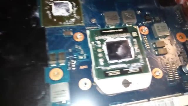 Как разобрать, почистить от пыли ноутбук SAMSUNG NP305V5A смотреть онлайн