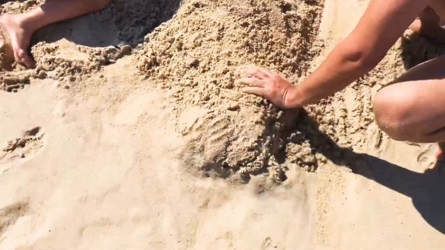 Человек паук в песке!!!А если там крабы?? смотреть онлайн