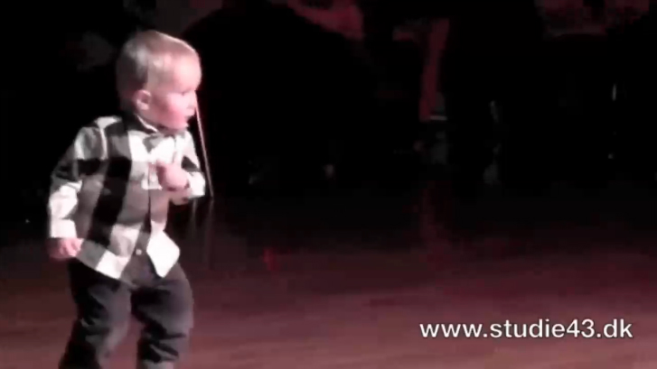Танец 2-х летнего малыша