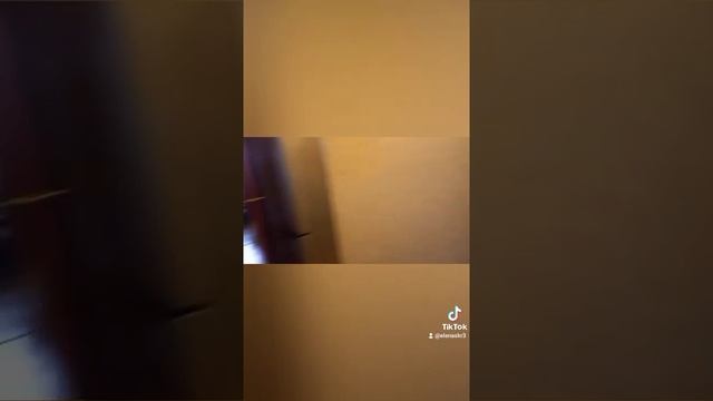 Растянула халат.