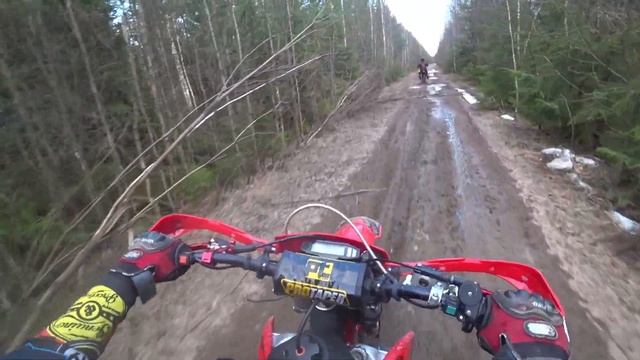 ПОКАТУШКИ НА ЭНДУРО! КАТКА ПО ГАЗОПРОВОДУ/ ПРЫЖКИ НА FX moto/ ВЫЕХАЛИ ИЗ ЛЕСА! смотреть онлайн