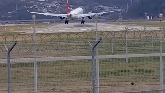 В Сочи из-за сильного ветра самолет садится боком. Пилот Nordwind едва справился. 18 января 2022 смотреть онлайн