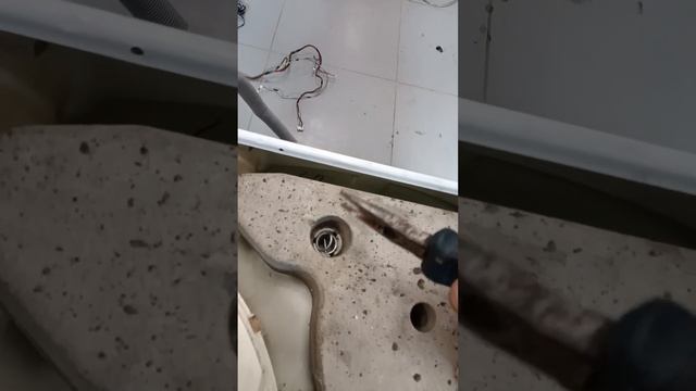 Как снять противовес с пружинными креплениями на Hotpoint Ariston без съемников смотреть онлайн