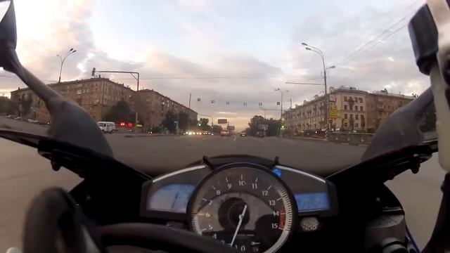 МАСТЕР СПОРТБАЙКА | СКОРОСТЬ МОТОЦИКЛА 300 км/ч ПО МОСКВЕ! | смотреть онлайн