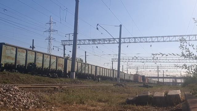 Электровоз Вл80с 555 с грузовым поездом на станции Караганда смотреть онлайн