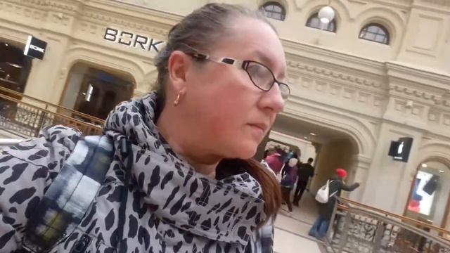 Называется  пошла перекусить -  в ГУМе