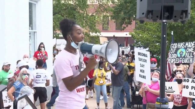Demonstrators gather in Richmond to honor George Floyd смотреть онлайн