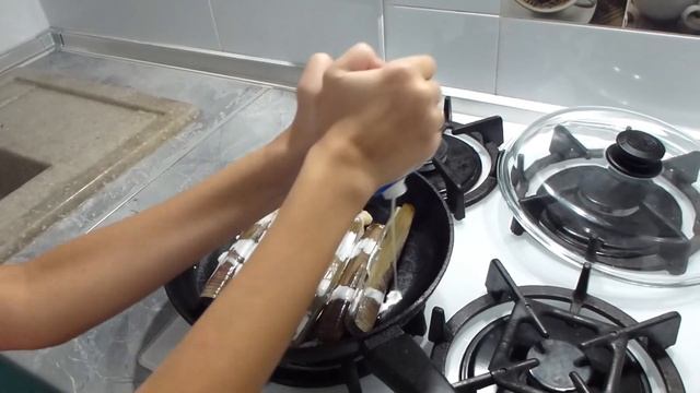 Завтрак-бомба! Морские черенки в соусе из Дор Блю / Incredible breakfast: Razor clams with Dor Blue смотреть онлайн
