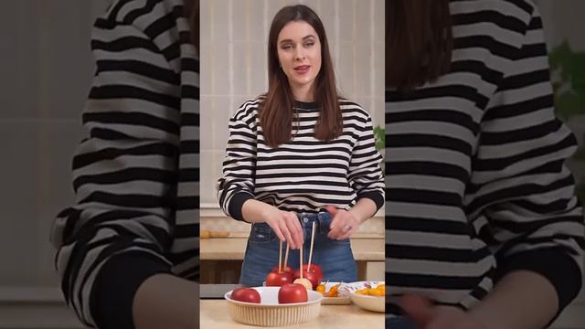 Яблоки в карамели своими руками! Рецепт на канале #яблокивкарамели #стеклянныефрукты смотреть онлайн