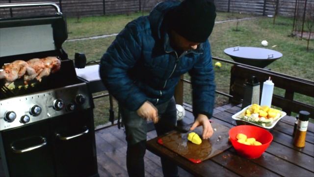 Курица на вертеле. Готовим на газовом гриле BROIL KING BARON 490. смотреть онлайн