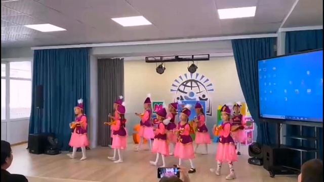 Домбыра биі | Қазақ биі | 1 «Ә» сынып №14 мектеп-гимназия смотреть онлайн