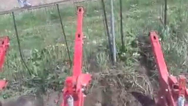 Нарезка борозд для посадки картофеля / Cutting ridges for planting potatoes смотреть онлайн
