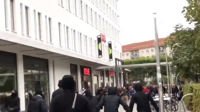 Chemnitz - 01.09.2018 - Lage eskaliert - Straßenschlachten zwischen Linken und deutschen Hooligans смотреть онлайн