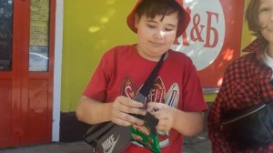 покупаем сухарики кириешки в магазине красное белое вместе с викой?