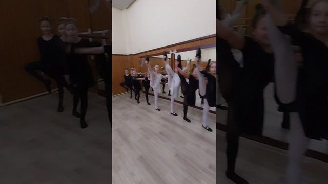 Разминка наших старших.Балетные будни.