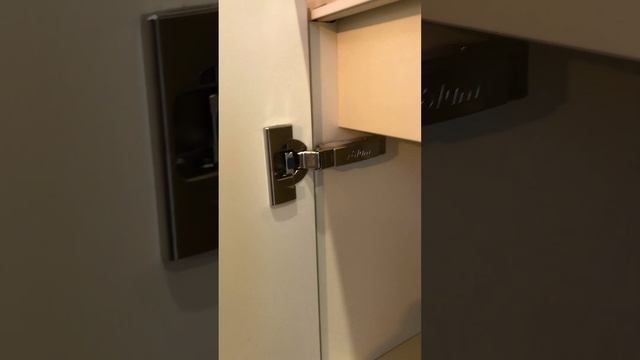 Простора кухня з островом смотреть онлайн
