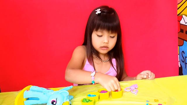 Мисс Алиса открывает игрушечную пони PLAY TOY и украшает ее цветным пластилином смотреть онлайн