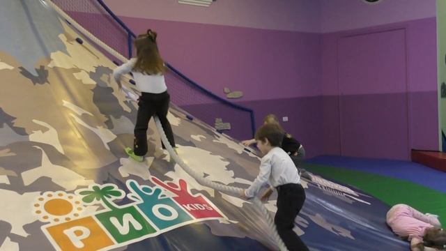 Новые детские игровые. Забираемся на большой вулкан.Осваиваем как залезать по канату.Like Даня Люба смотреть онлайн